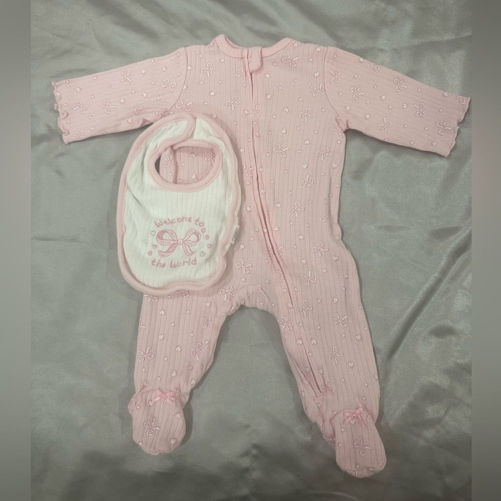 baby outfit and bib